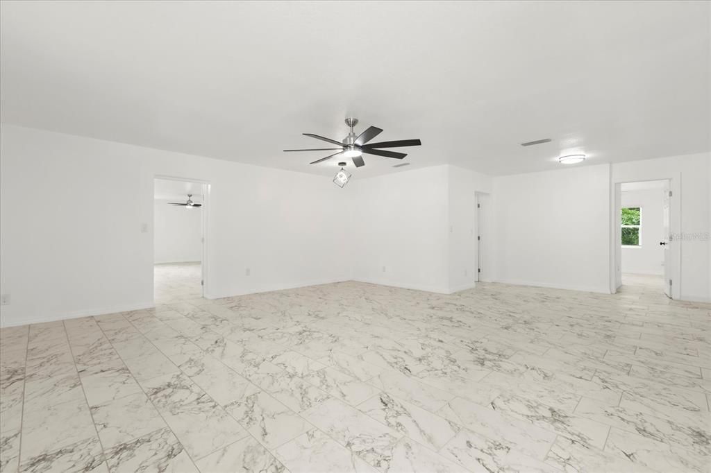 Activo con contrato: $298,000 (3 camas, 2 baños, 2042 Pies cuadrados)