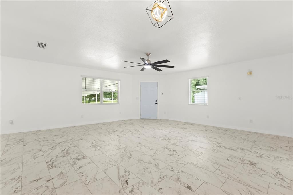 Activo con contrato: $298,000 (3 camas, 2 baños, 2042 Pies cuadrados)