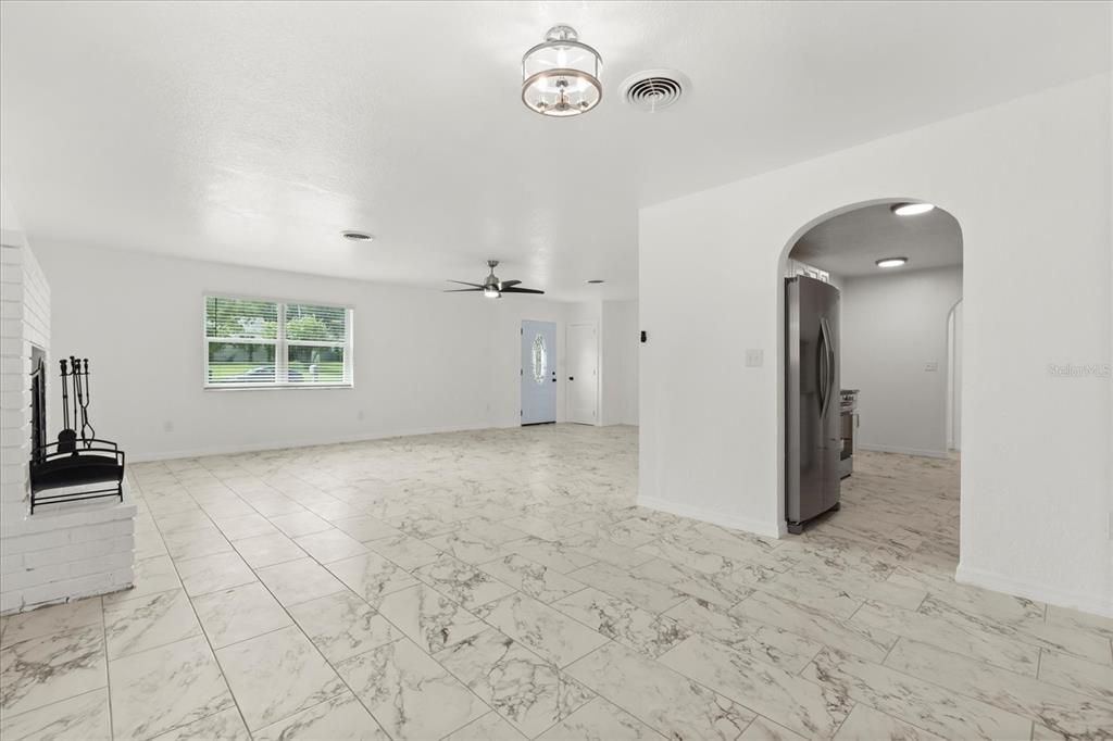 Activo con contrato: $298,000 (3 camas, 2 baños, 2042 Pies cuadrados)