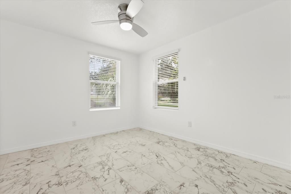 Activo con contrato: $298,000 (3 camas, 2 baños, 2042 Pies cuadrados)