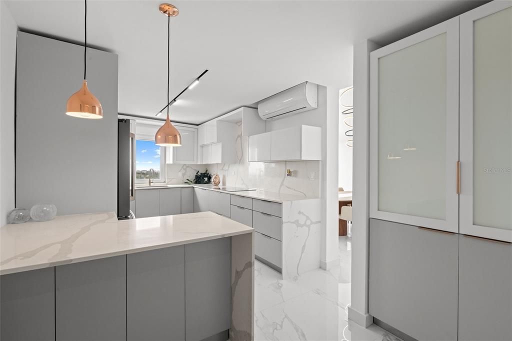 В аренду: $10,000 (5 спален, 5 ванн, 4000 Квадратных фут)