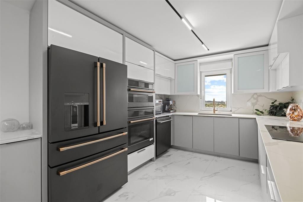 В аренду: $10,000 (5 спален, 5 ванн, 4000 Квадратных фут)