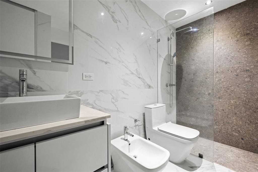 В аренду: $10,000 (5 спален, 5 ванн, 4000 Квадратных фут)