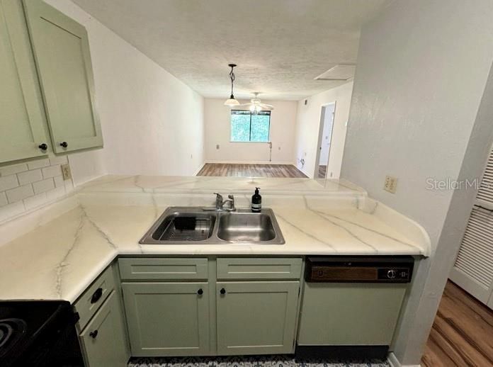 For Rent: $1,400 (2 beds, 2 baths, 874 Square Feet)