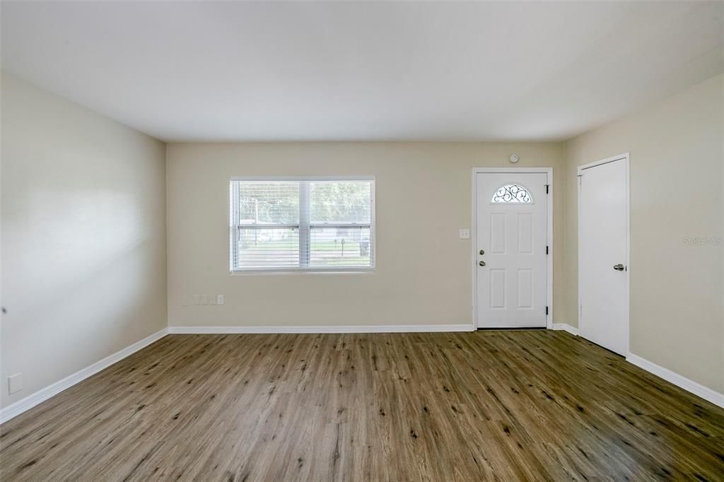 Active With Contract: $215,000 (3 beds, 2 baths, 1094 Square Feet)