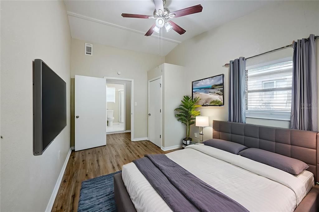 Active With Contract: $215,000 (3 beds, 2 baths, 1094 Square Feet)