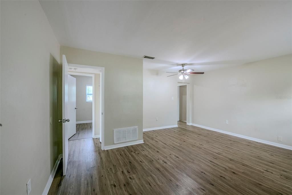 Active With Contract: $215,000 (3 beds, 2 baths, 1094 Square Feet)