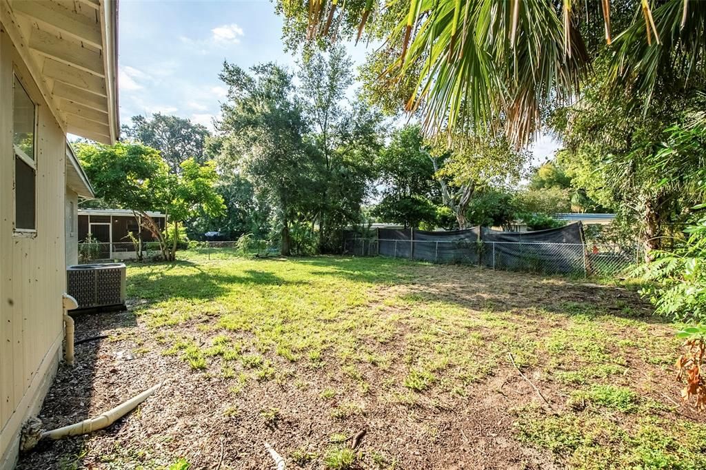 Active With Contract: $215,000 (3 beds, 2 baths, 1094 Square Feet)