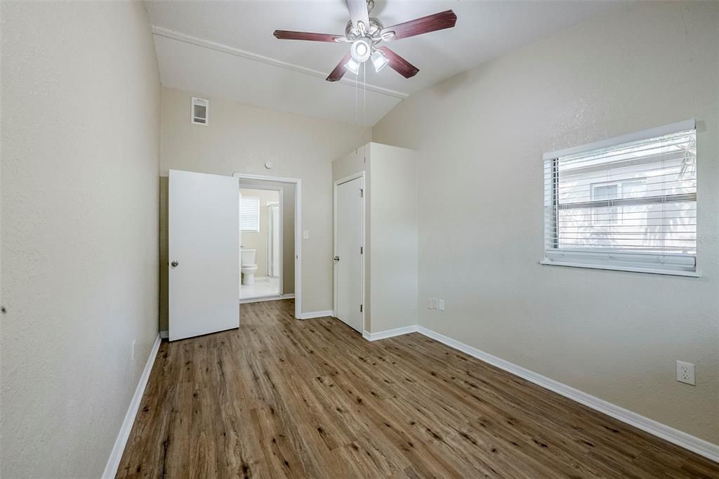 Active With Contract: $215,000 (3 beds, 2 baths, 1094 Square Feet)