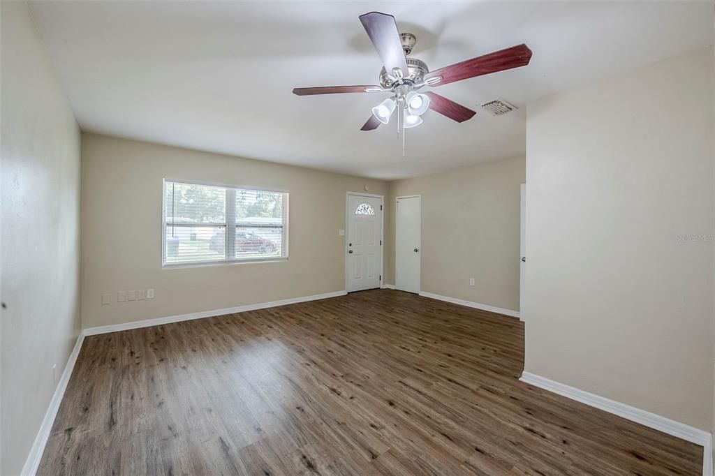 Active With Contract: $215,000 (3 beds, 2 baths, 1094 Square Feet)