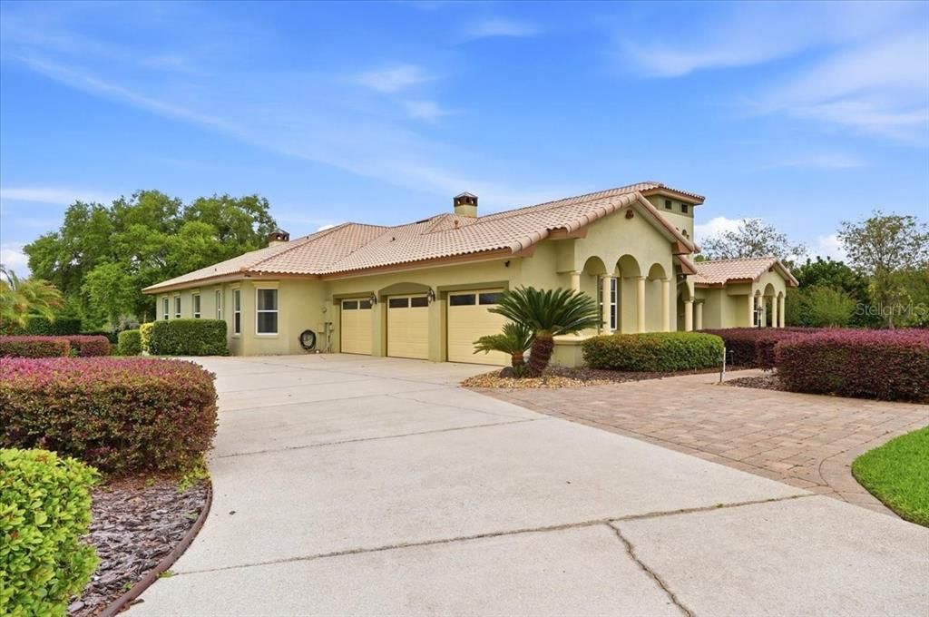 Activo con contrato: $784,000 (4 camas, 3 baños, 3640 Pies cuadrados)
