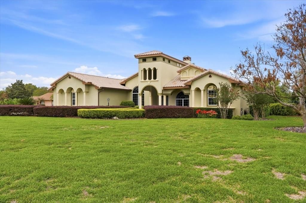Activo con contrato: $784,000 (4 camas, 3 baños, 3640 Pies cuadrados)
