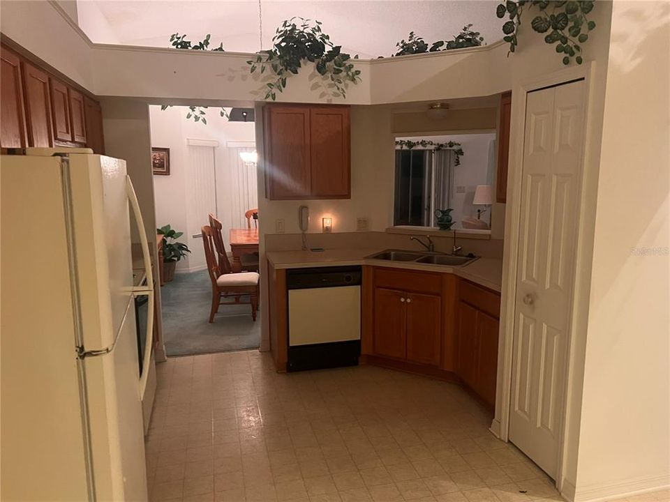 Active With Contract: $179,000 (2 beds, 2 baths, 1348 Square Feet)