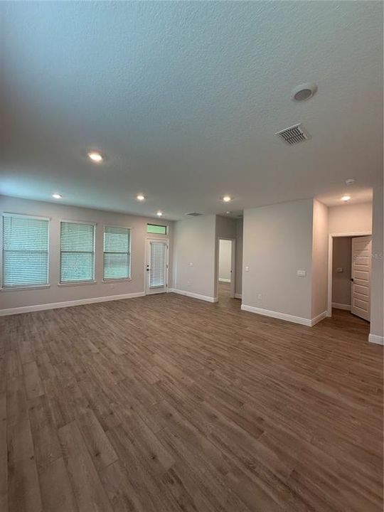 出租: $4,300 (4 贝兹, 3 浴室, 3327 平方英尺)