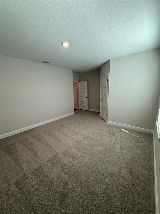 出租: $4,300 (4 贝兹, 3 浴室, 3327 平方英尺)