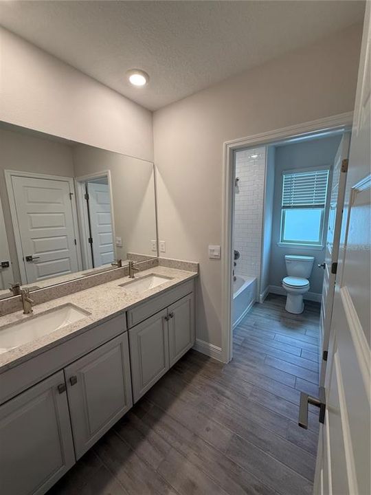 出租: $4,300 (4 贝兹, 3 浴室, 3327 平方英尺)