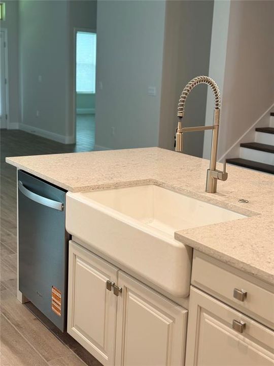 出租: $4,300 (4 贝兹, 3 浴室, 3327 平方英尺)