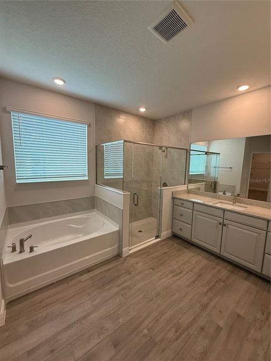 出租: $4,300 (4 贝兹, 3 浴室, 3327 平方英尺)