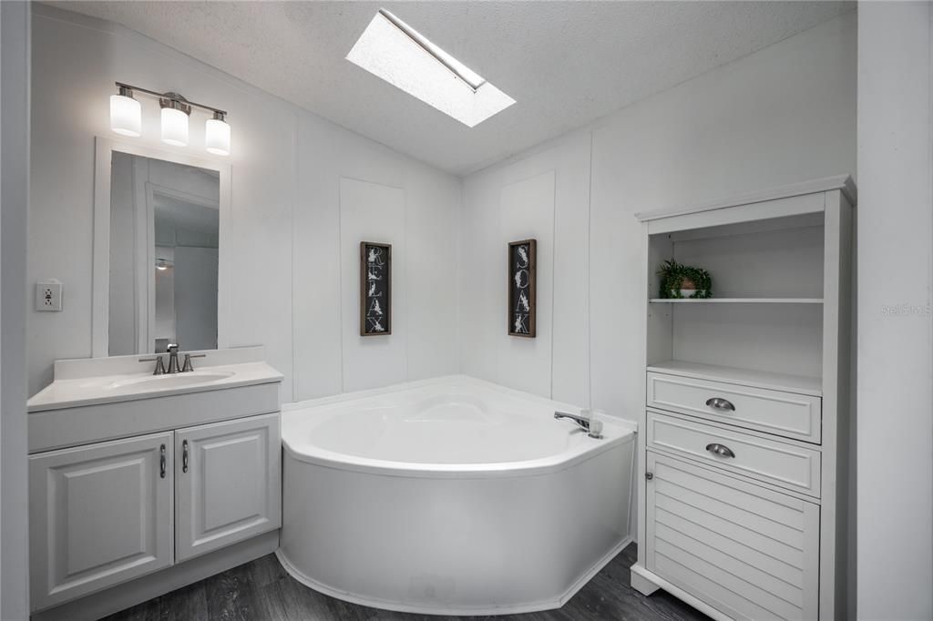 For Sale: $155,000 (2 beds, 2 baths, 840 Square Feet)