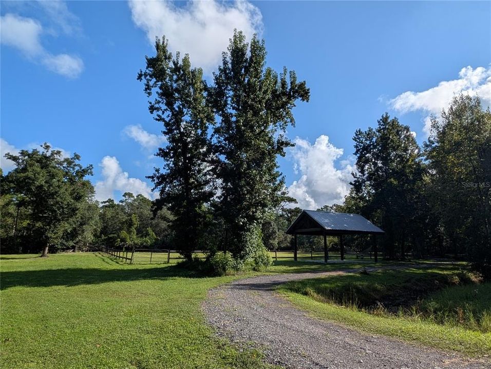 待售: $595,000 (5.32 acres)