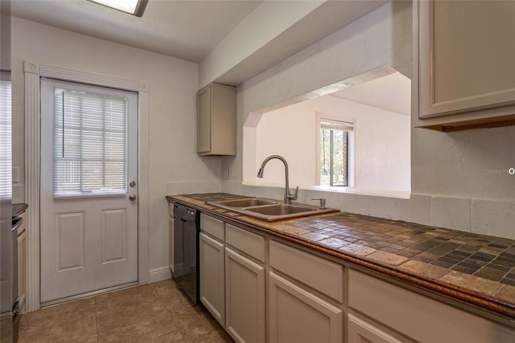 На продажу: $229,000 (3 спален, 2 ванн, 1092 Квадратных фут)