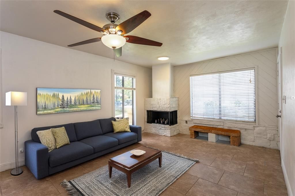 На продажу: $229,000 (3 спален, 2 ванн, 1092 Квадратных фут)