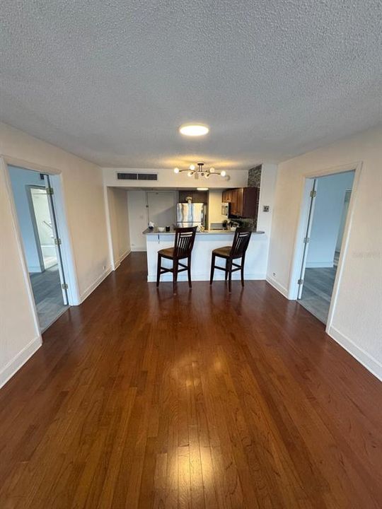 For Sale: $245,000 (2 beds, 2 baths, 975 Square Feet)