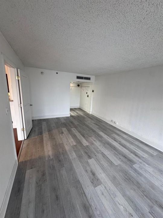 For Sale: $245,000 (2 beds, 2 baths, 975 Square Feet)