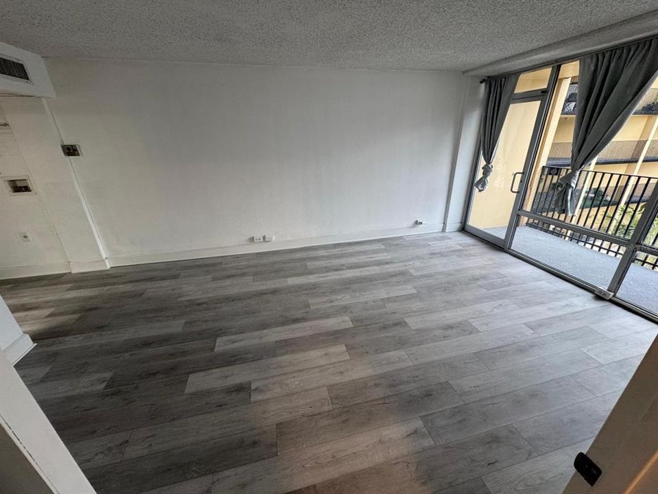 For Sale: $245,000 (2 beds, 2 baths, 975 Square Feet)