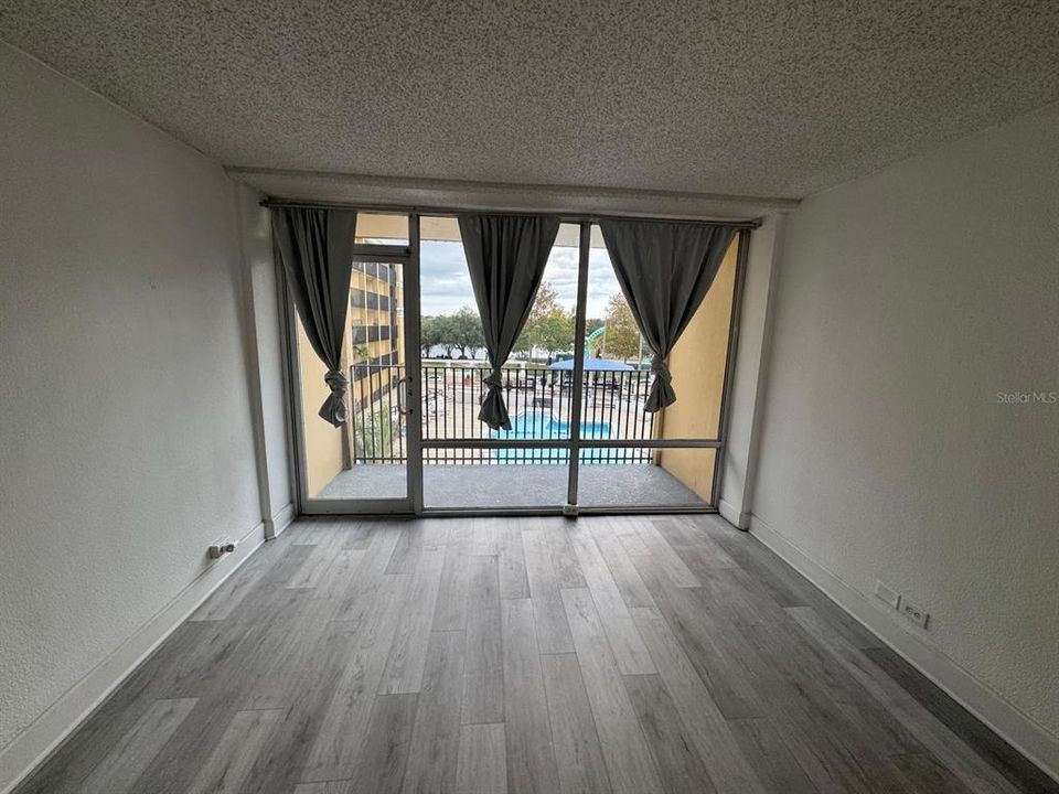 For Sale: $245,000 (2 beds, 2 baths, 975 Square Feet)