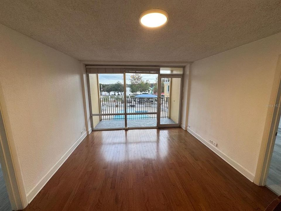 For Sale: $245,000 (2 beds, 2 baths, 975 Square Feet)