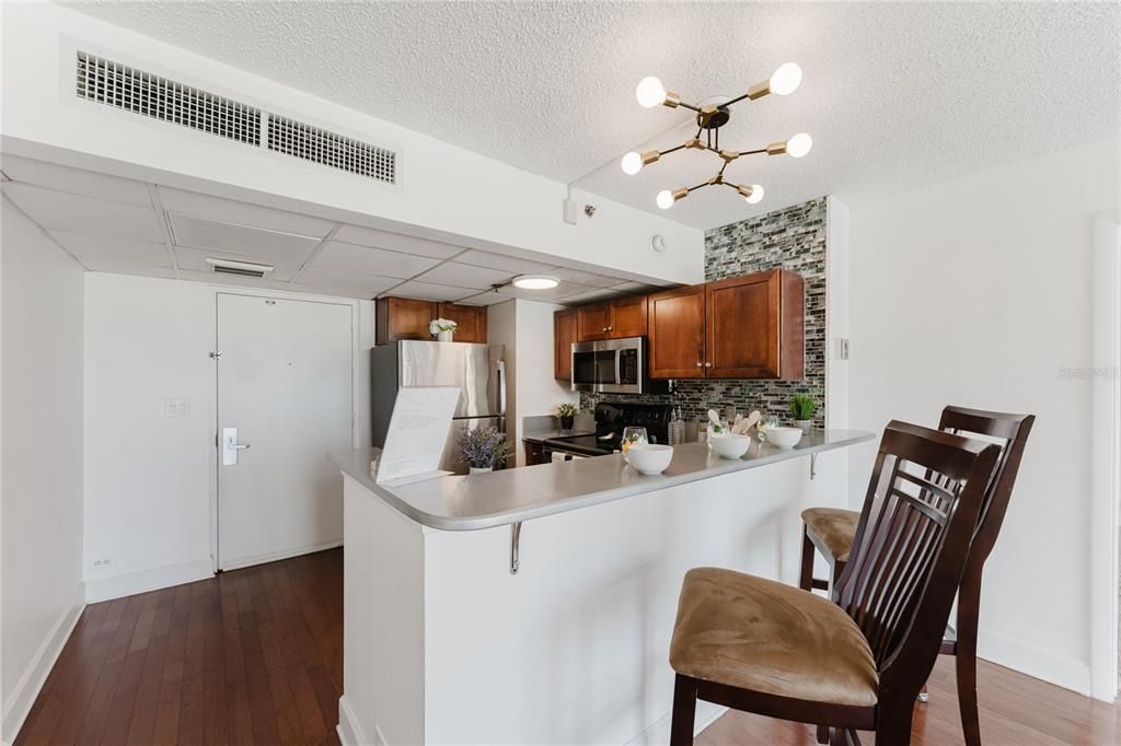 For Sale: $245,000 (2 beds, 2 baths, 975 Square Feet)