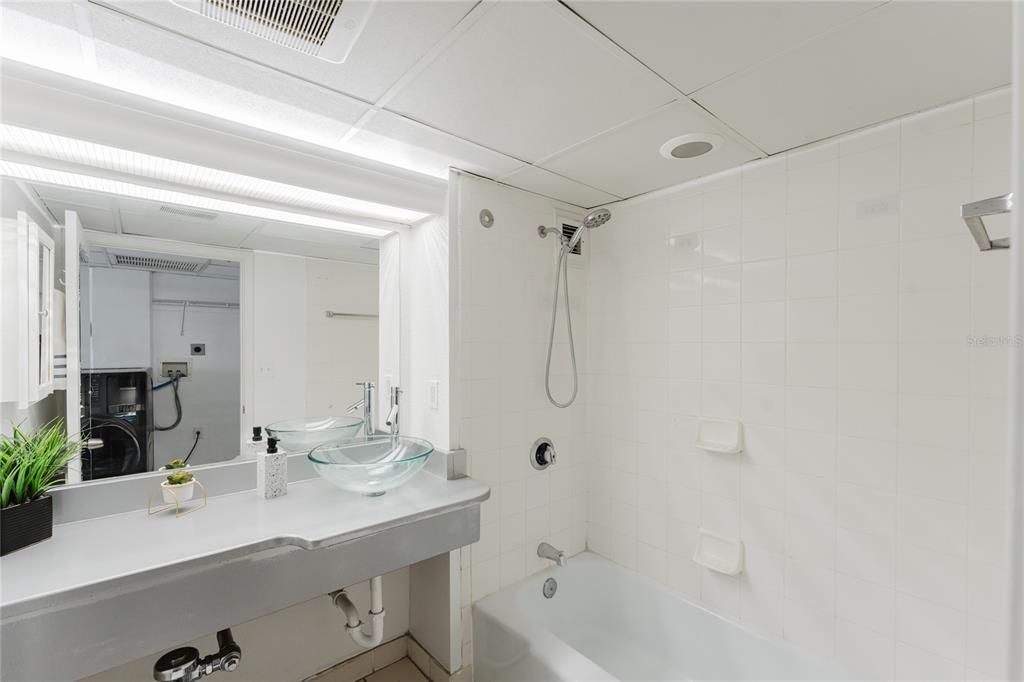 For Sale: $245,000 (2 beds, 2 baths, 975 Square Feet)