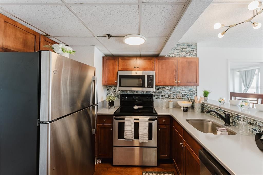 For Sale: $245,000 (2 beds, 2 baths, 975 Square Feet)