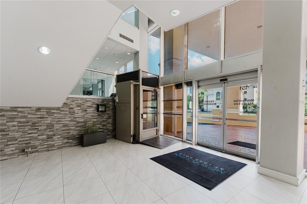 For Sale: $245,000 (2 beds, 2 baths, 975 Square Feet)