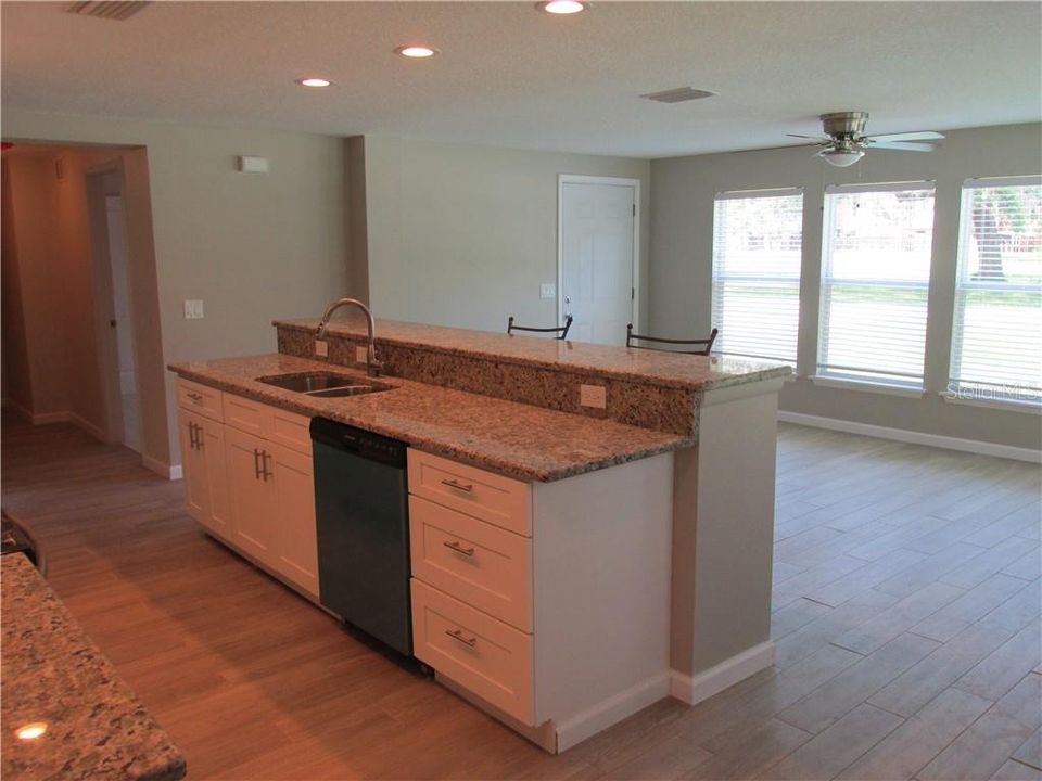 合同活跃: $1,700 (3 贝兹, 2 浴室, 1178 平方英尺)