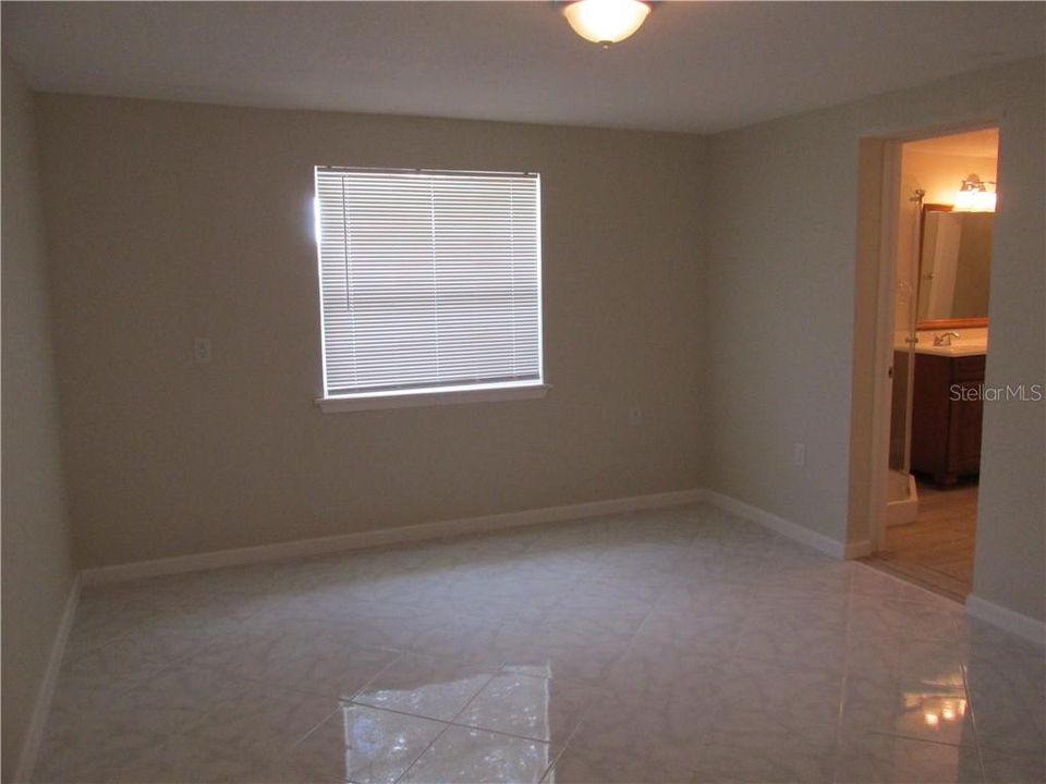 合同活跃: $1,700 (3 贝兹, 2 浴室, 1178 平方英尺)