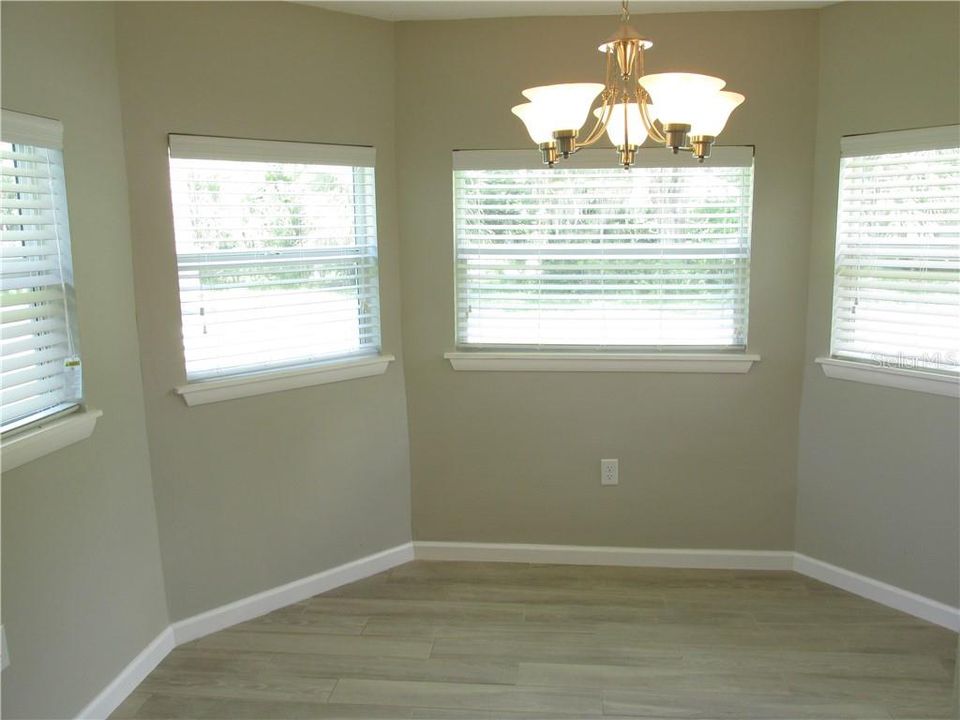 合同活跃: $1,700 (3 贝兹, 2 浴室, 1178 平方英尺)