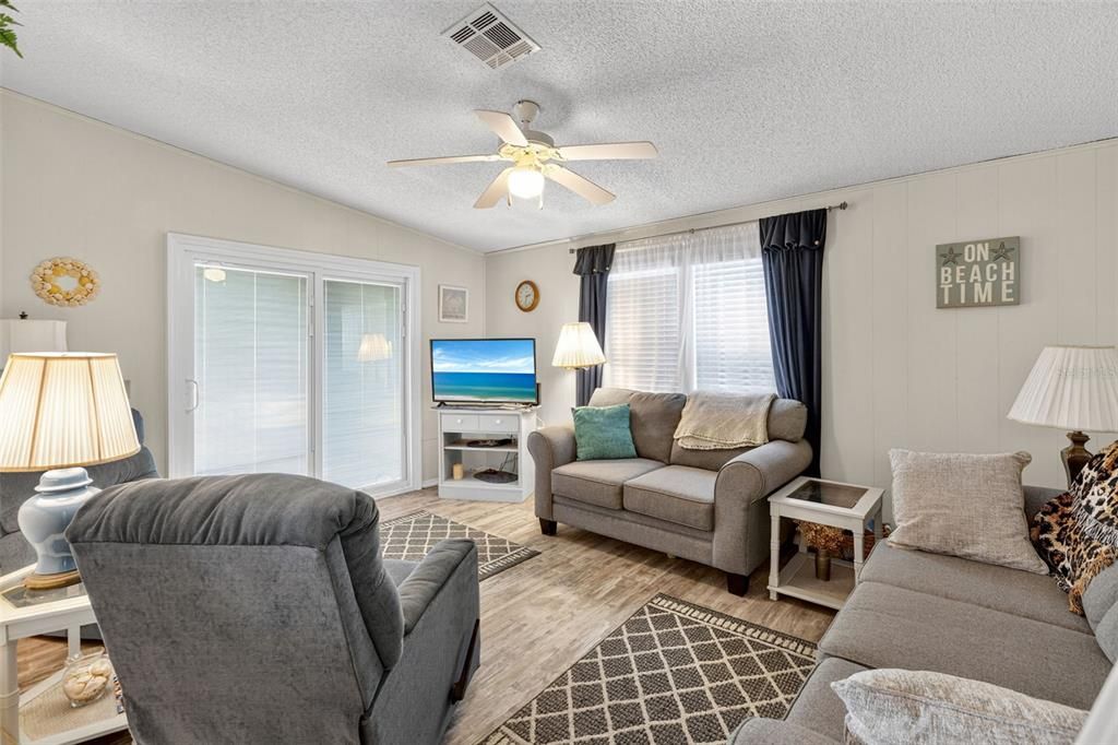 合同活跃: $149,900 (2 贝兹, 2 浴室, 1058 平方英尺)