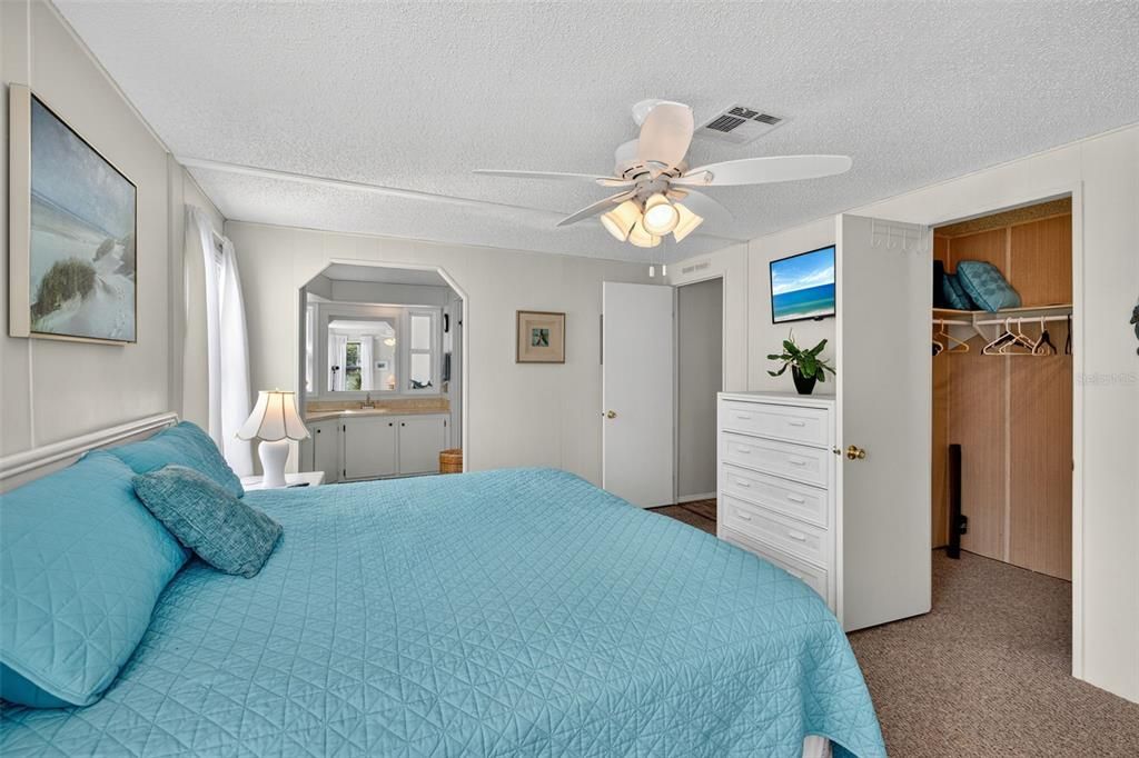 合同活跃: $149,900 (2 贝兹, 2 浴室, 1058 平方英尺)