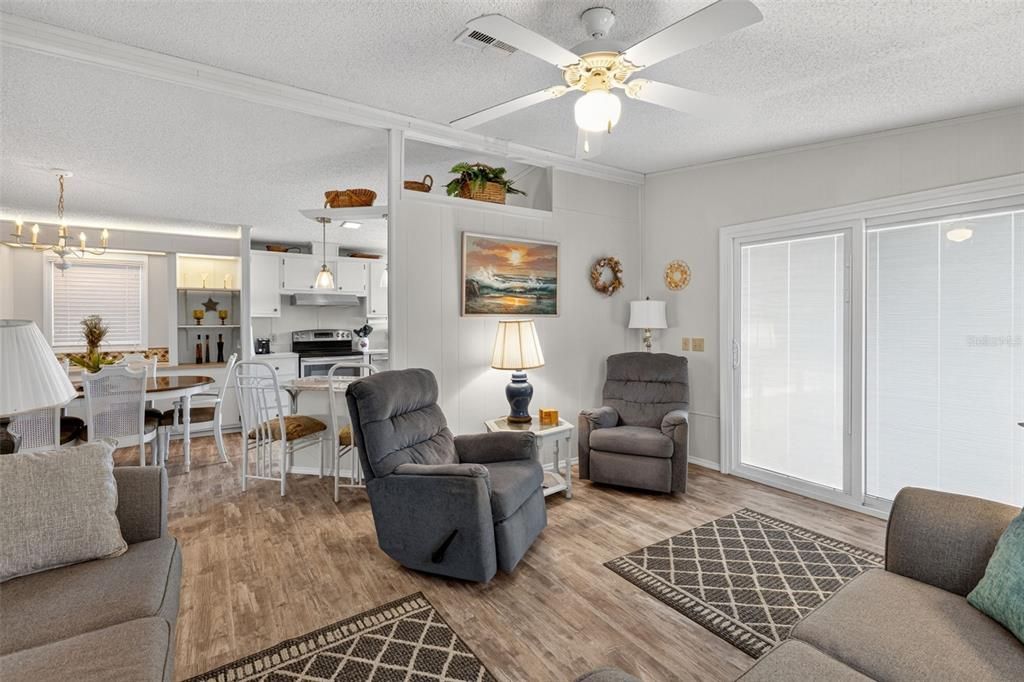 合同活跃: $149,900 (2 贝兹, 2 浴室, 1058 平方英尺)