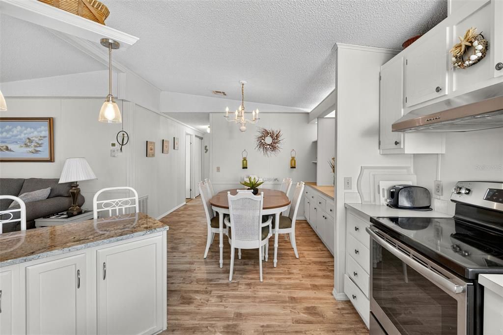 合同活跃: $149,900 (2 贝兹, 2 浴室, 1058 平方英尺)