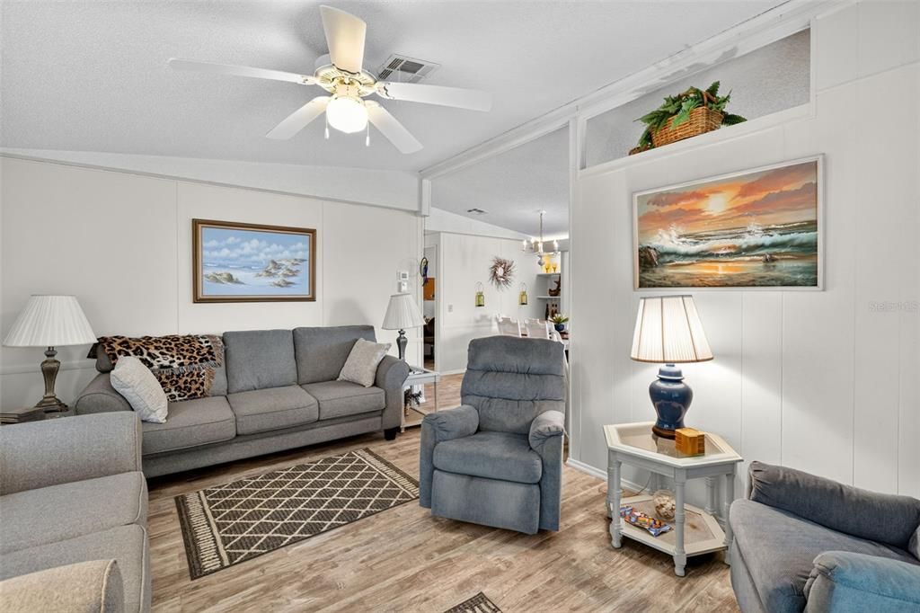 合同活跃: $149,900 (2 贝兹, 2 浴室, 1058 平方英尺)