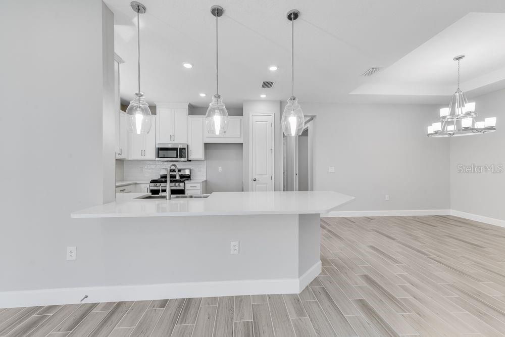 Active With Contract: $462,574 (2 beds, 2 baths, 1533 Square Feet)