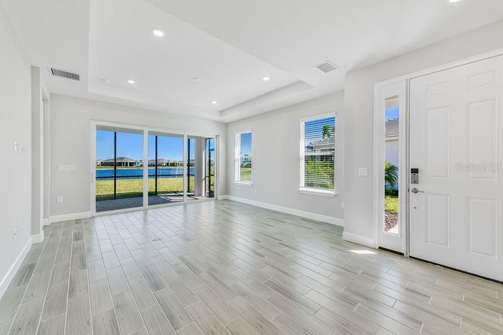 Active With Contract: $462,574 (2 beds, 2 baths, 1533 Square Feet)