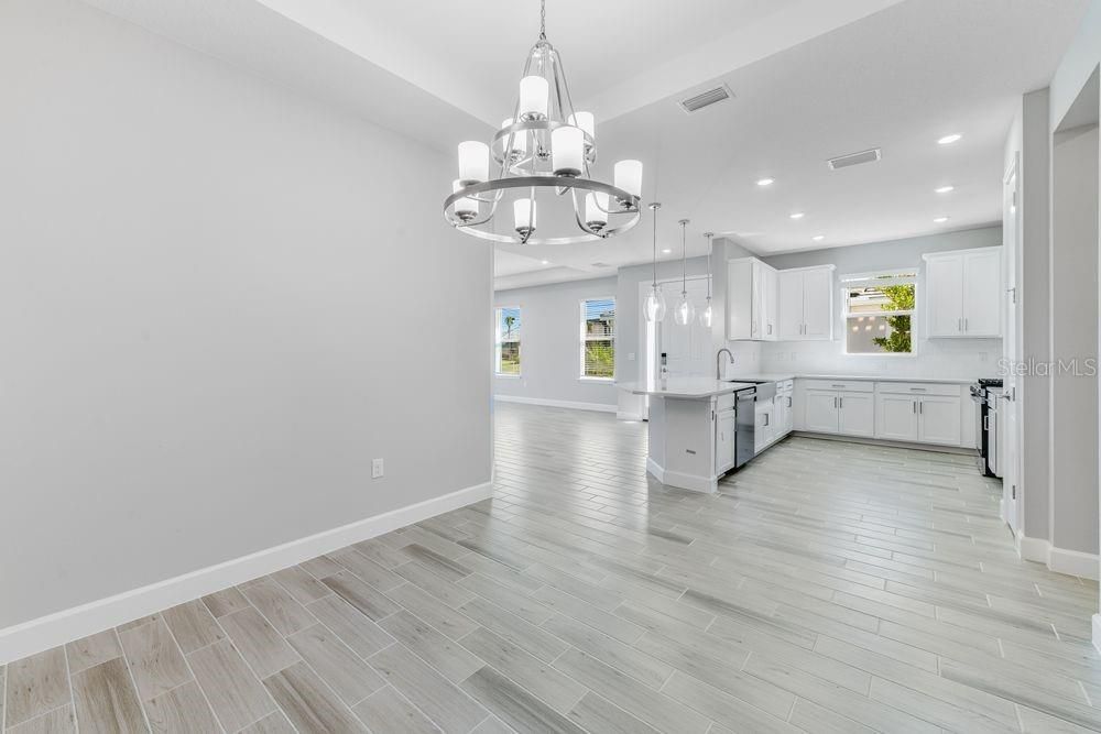 Active With Contract: $462,574 (2 beds, 2 baths, 1533 Square Feet)