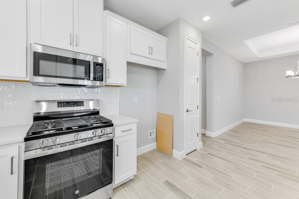 Active With Contract: $462,574 (2 beds, 2 baths, 1533 Square Feet)