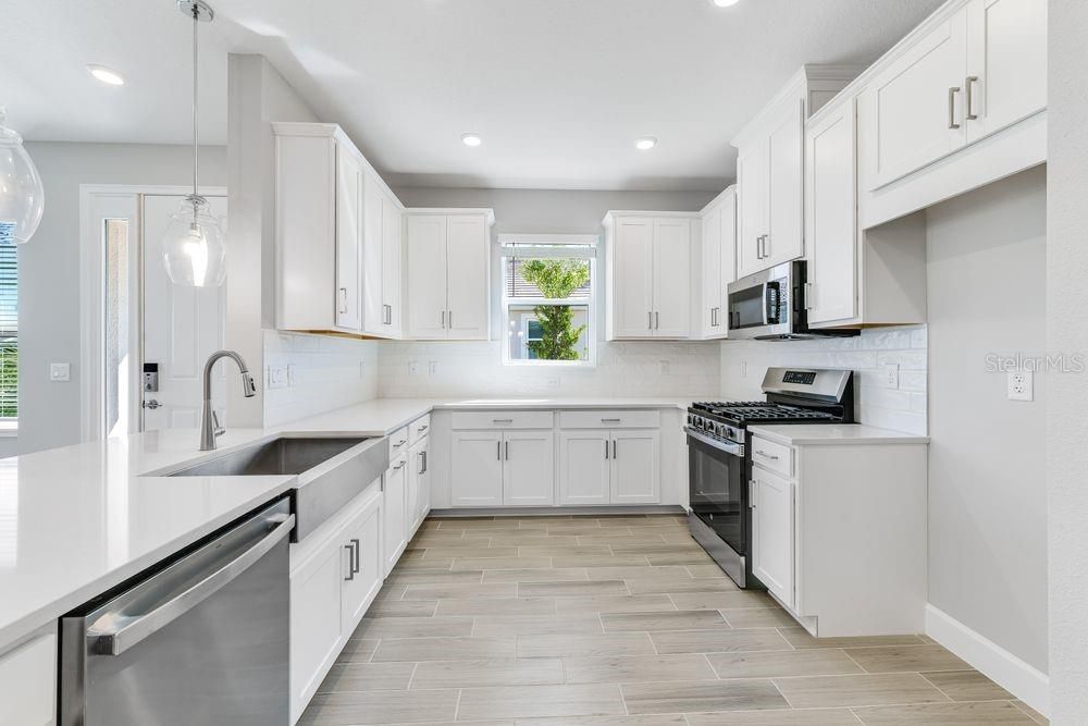 Active With Contract: $462,574 (2 beds, 2 baths, 1533 Square Feet)