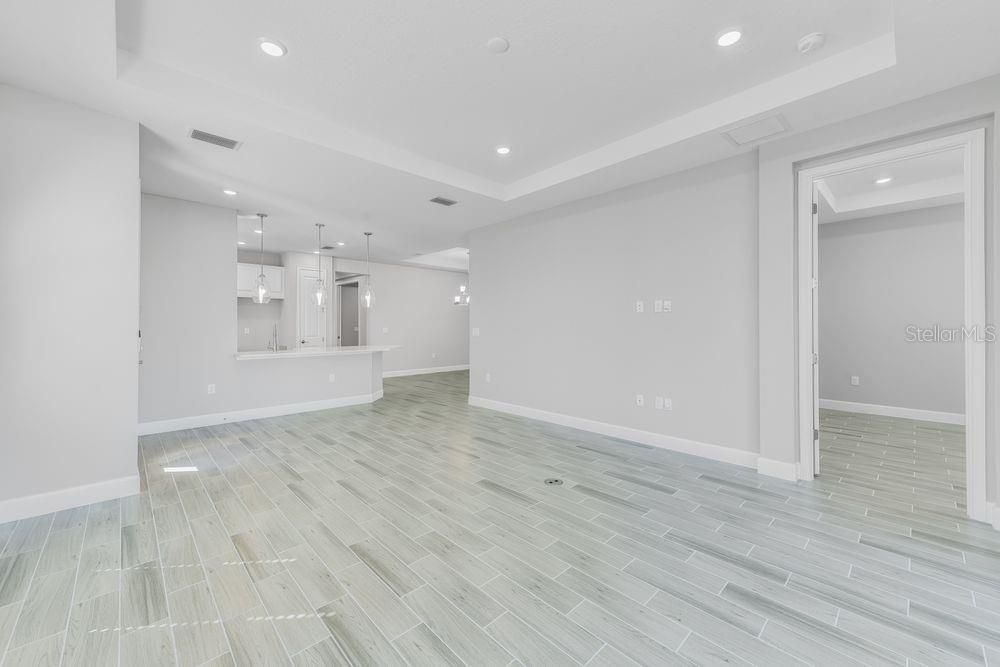 Active With Contract: $462,574 (2 beds, 2 baths, 1533 Square Feet)