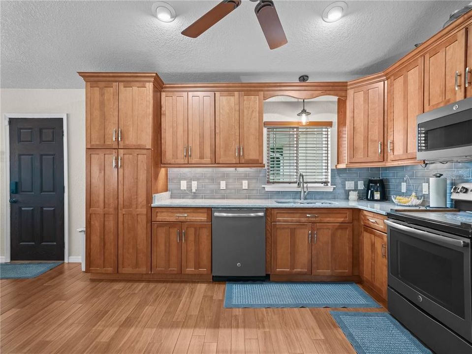 На продажу: $734,900 (3 спален, 2 ванн, 1417 Квадратных фут)